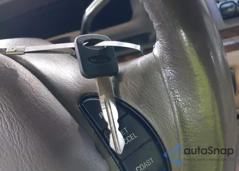 1997 Lincoln Town Car Executive из США, поврежденный, VIN 1LNLM81W6VY643363